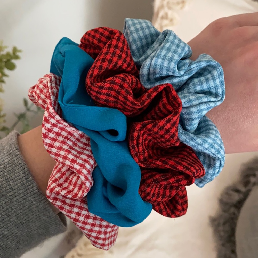 NWOT Set of 4 Scrunchies